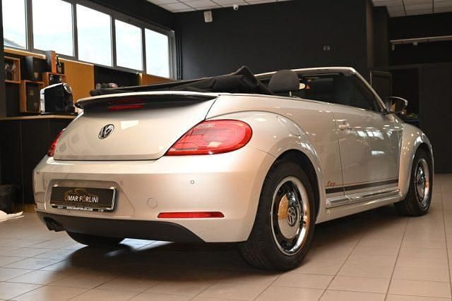 Käytetty VW Beetle Cabriolet Sport 150 HP (110 kW) 2015 Hopea Avoauto