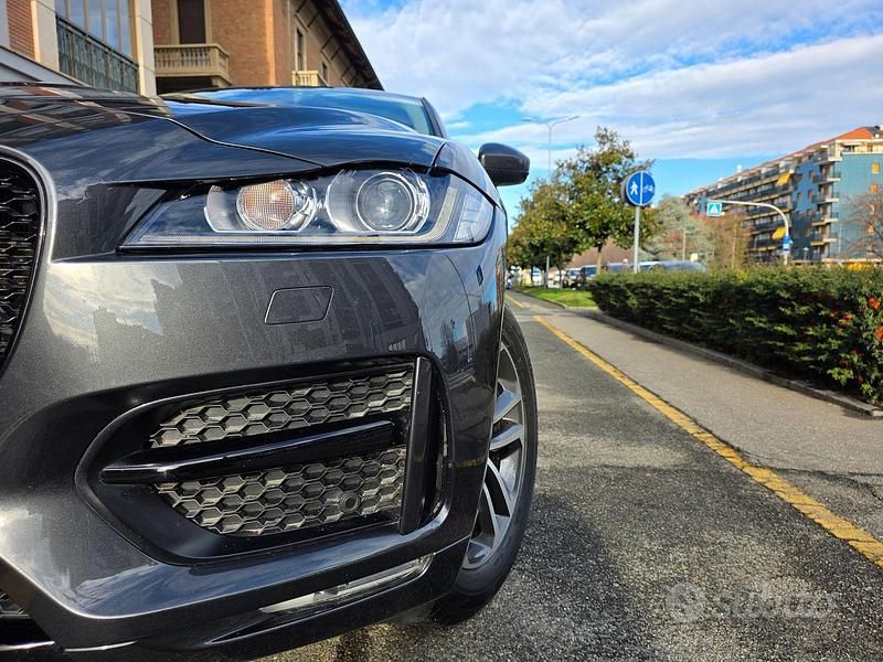 Usata Jaguar F-Pace R 179 CV (131 kW) 2018 Grigio SUV