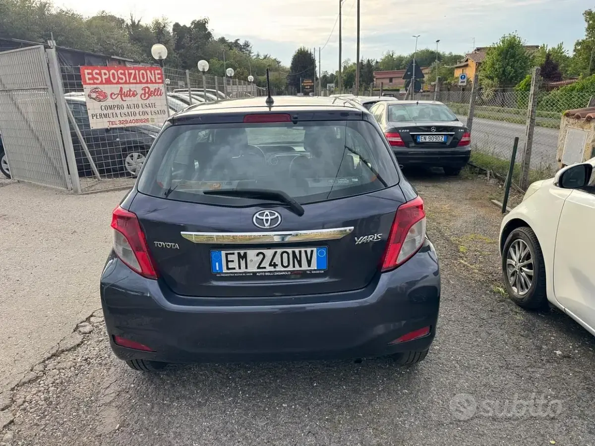 Second-hand Toyota Yaris Active 69 CP (50 kW) 2012 Maro Hatchback
