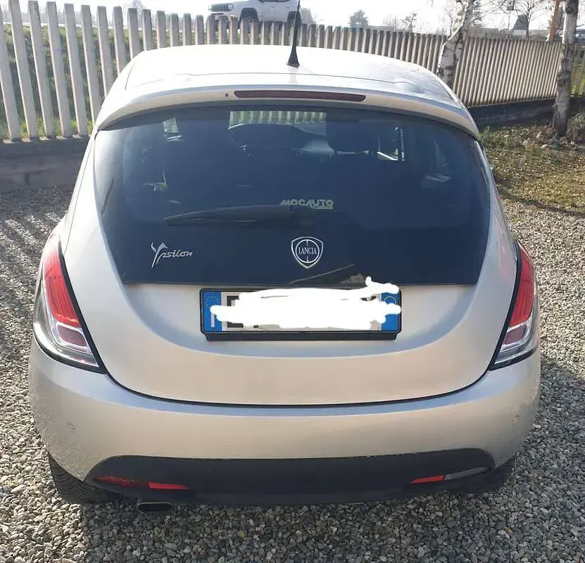 Usata Lancia Ypsilon Silver 69 CV (50 kW) 2015 Argento Utilitaria