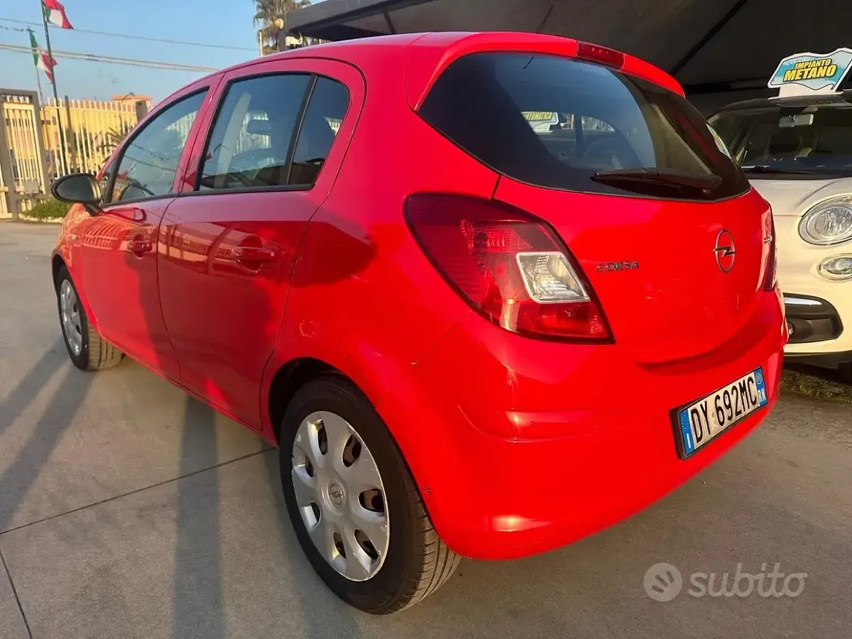 Usata Opel Corsa 75 CV (55 kW) 2009 Rosso Utilitaria