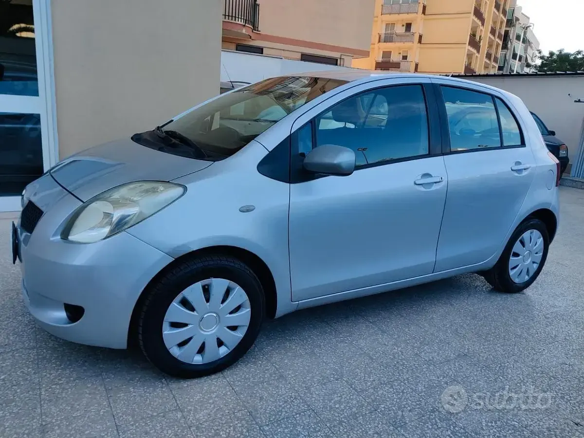 Usata Toyota Yaris Sol 69 CV (50 kW) 2007 Grigio Utilitaria