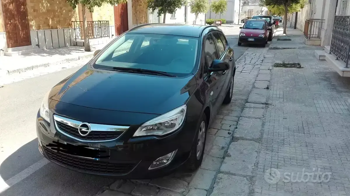 Usata Opel Astra 110 CV (80 kW) 2012 Nero Station wagon