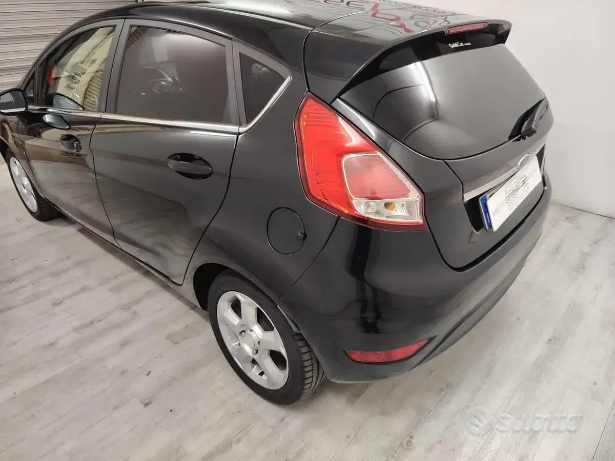 Usata Ford Fiesta Titanium 80 CV (58 kW) 2014 Nero Utilitaria