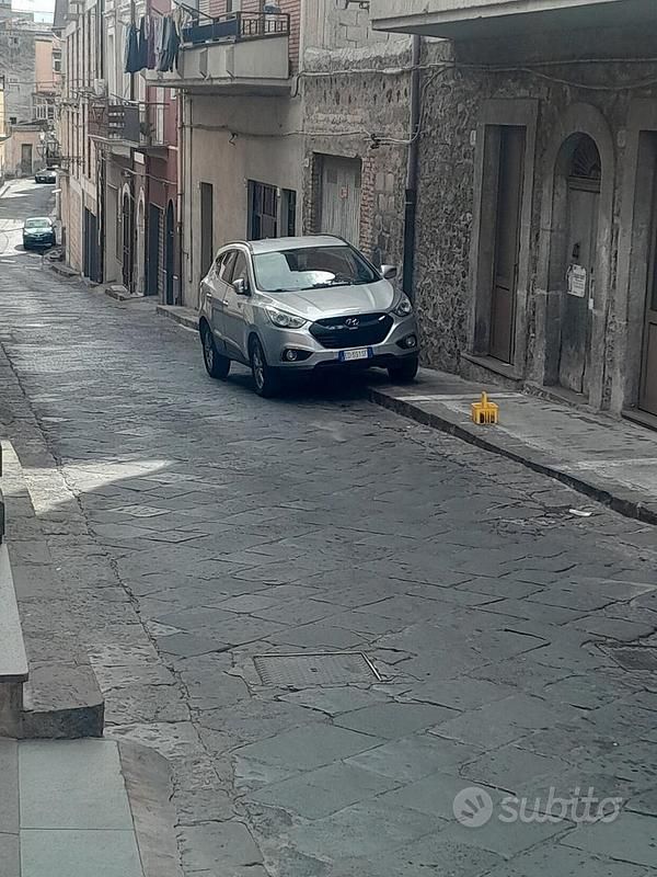 Grigio Usata 2012 Hyundai ix35 SUV | 6800 € (Buon prezzo) - Immagine 1/4