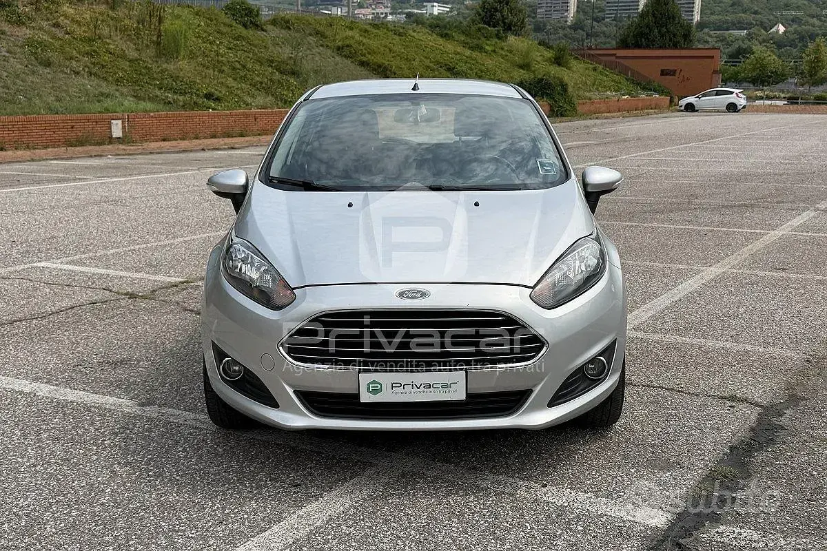 Usata Ford Fiesta 75 CV (55 kW) 2013 Grigio Utilitaria