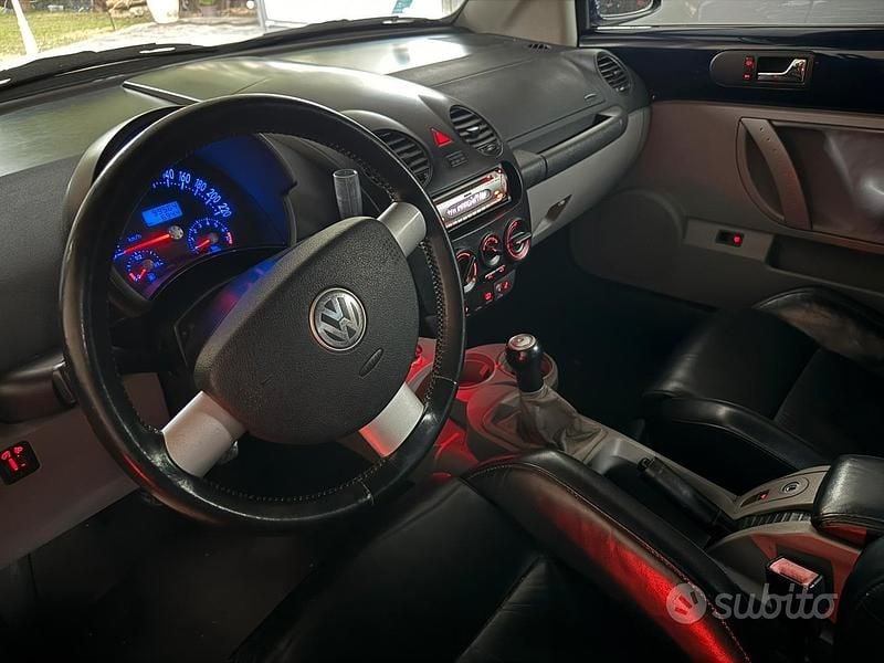 Usata VW Beetle Cabriolet 102 CV (75 kW) 2006 Blu Cabrio