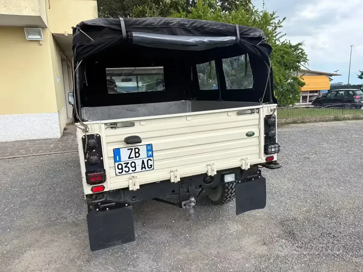 Usata Land Rover Defender 86 CV (63 kW) 1990 Beige SUV