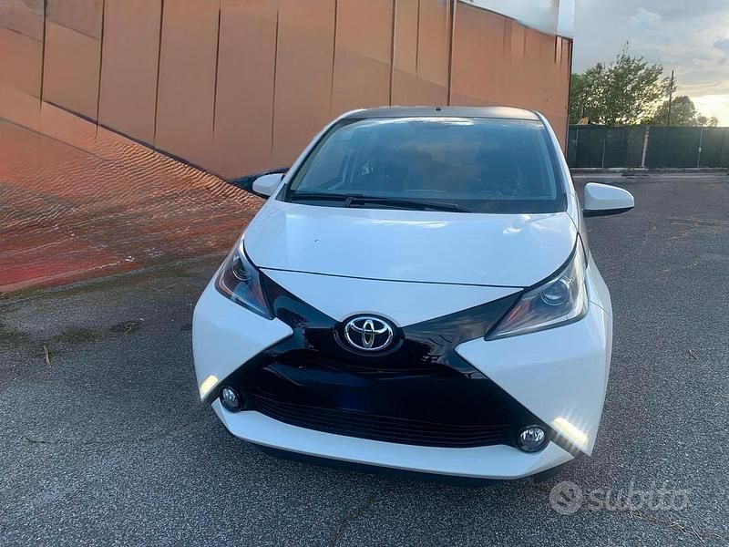 Usata Toyota Aygo X-play 69 CV (50 kW) 2017 Bianco Utilitaria