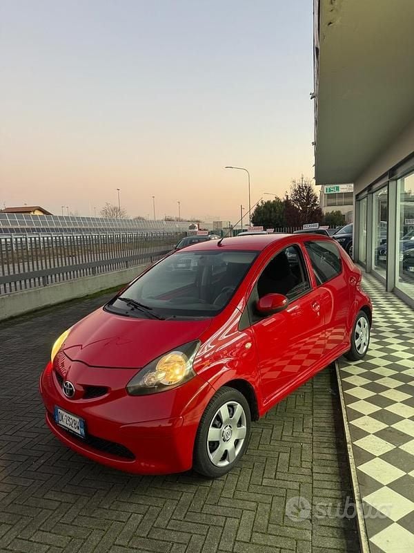 Rosso Usata 2007 Toyota Aygo Sol Due volumi | 3250 € (Buon prezzo) - Immagine 1/4