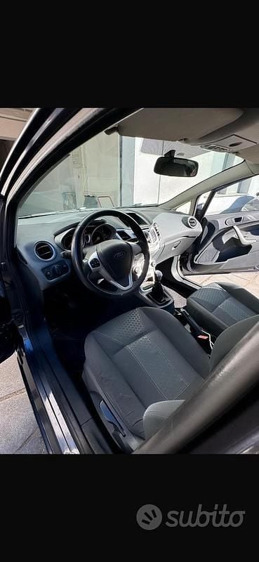 Usata Ford Fiesta Titanium 68 CV (50 kW) 2010 Grigio Utilitaria