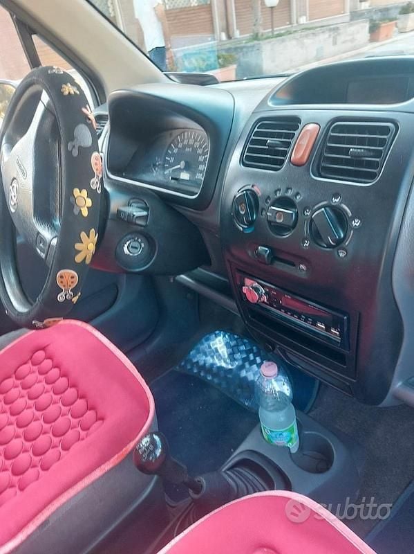 Grigio Usata 2001 Opel Agila Due volumi | 1100 € - Immagine 1/4