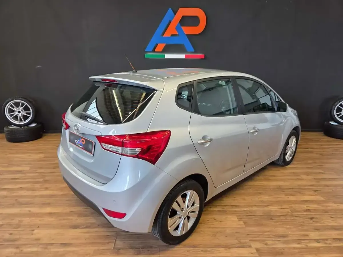 Usata Hyundai ix20 Style 90 CV (66 kW) 2011 Argento Utilitaria
