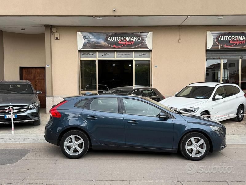 Usata Volvo V40 Business Edition 120 CV (88 kW) 2018 Blu Berlina