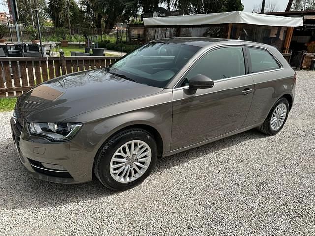 Grigio scuro Usata 2014 Audi A3 Attraction Due volumi | 13.900 € (Buon prezzo) - Immagine 1/4