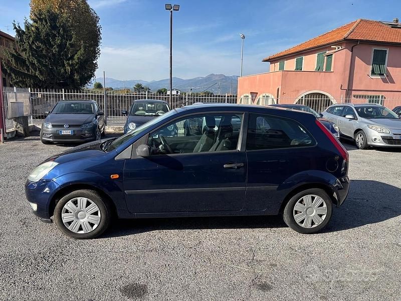 Usata Ford Fiesta Ghia 68 CV (50 kW) 2004 Blu Berlina