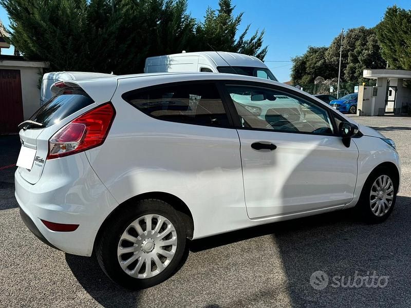 Usata Ford Fiesta 95 CV (69 kW) 2016 Bianco Furgone