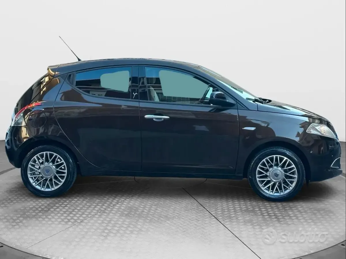 Usata Lancia Ypsilon 69 CV (50 kW) 2013 Marrone Utilitaria