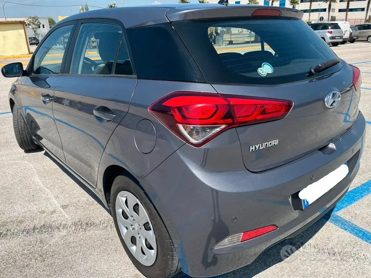 Usata Hyundai i20 90 CV (66 kW) 2017 Grigio Berlina
