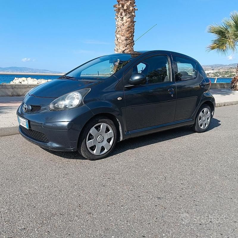 Grigio Usata 2007 Toyota Aygo Due volumi | 4000 € (Buon prezzo) - Immagine 1/4