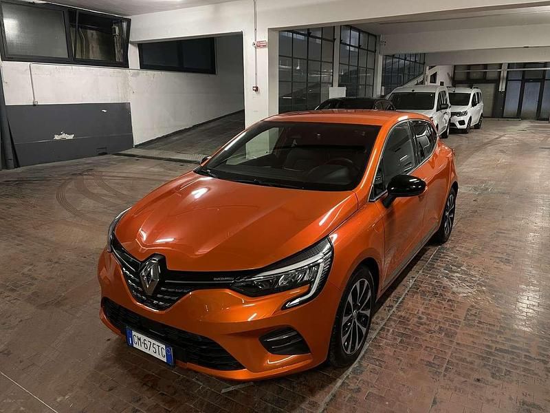 Arancione Usata 2023 Renault Clio V Techno Tre volumi | 14.900 € (Buon prezzo) - Immagine 1/4