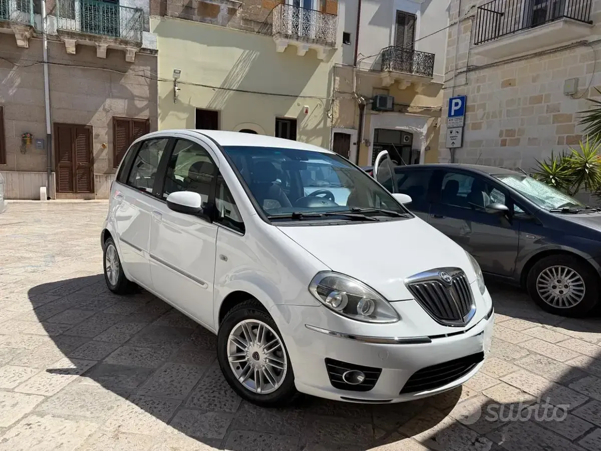 Usata Lancia Musa 95 CV (69 kW) 2012 Bianco Monovolume
