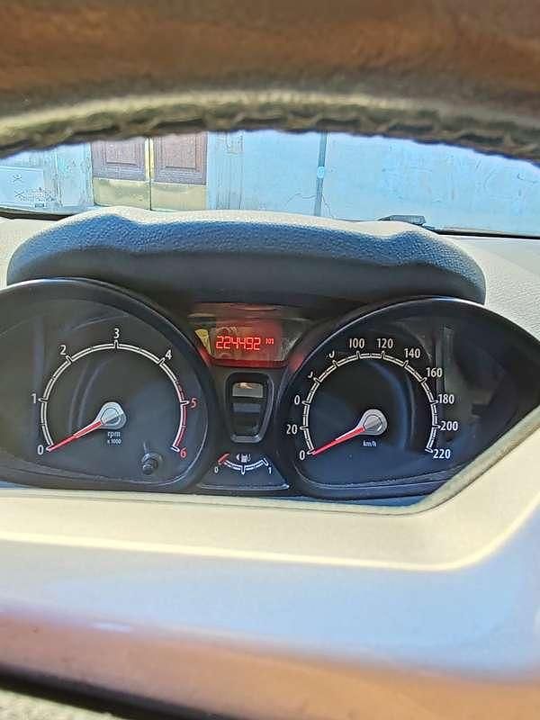 Usata Ford Fiesta 90 CV (66 kW) 2011 Nero Utilitaria