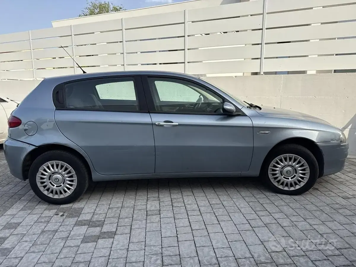 Usata Alfa Romeo 147 116 CV (85 kW) 2005 Grigio Utilitaria