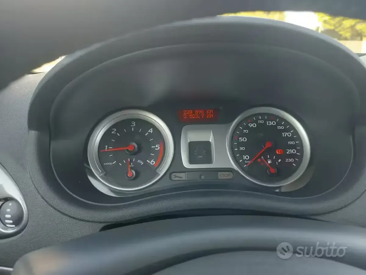 Usata Renault Clio LE 85 CV (62 kW) 2007 Nero Utilitaria