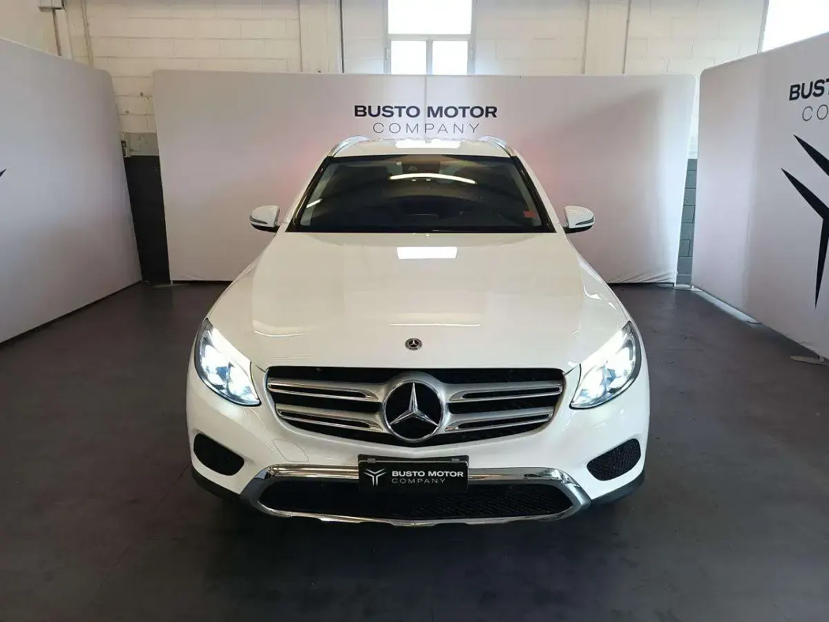 Usata Mercedes GLC250 204 CV (150 kW) 2019 Bianco perla / pastello SUV