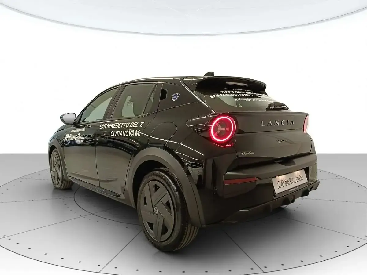 Nuova Lancia Ypsilon 109 CV (80 kW) 2025 Vernice nero ardesia Utilitaria