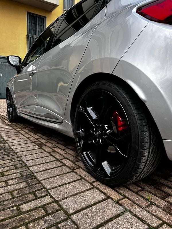 Usado Renault Clio IV R.S. 215 CV (158 kW) 2015 Gris Berlina