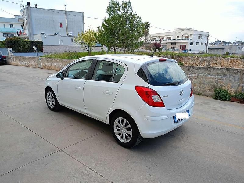 Usata Opel Corsa Edition 86 CV (63 kW) 2012 Bianco Utilitaria