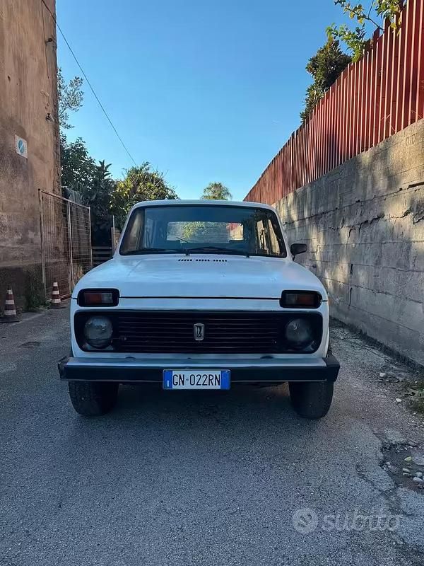Usata Lada niva 78 CV (57 kW) 1991 Bianco SUV
