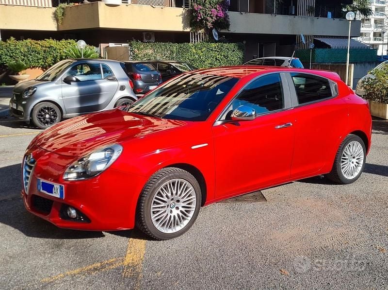 Rosso Usata 2015 Alfa Romeo Giulietta Exclusive Tre volumi | 4990 € (Super prezzo) - Immagine 1/4