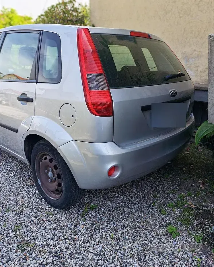 Usata Ford Fiesta 75 CV (55 kW) 2005 Grigio Utilitaria