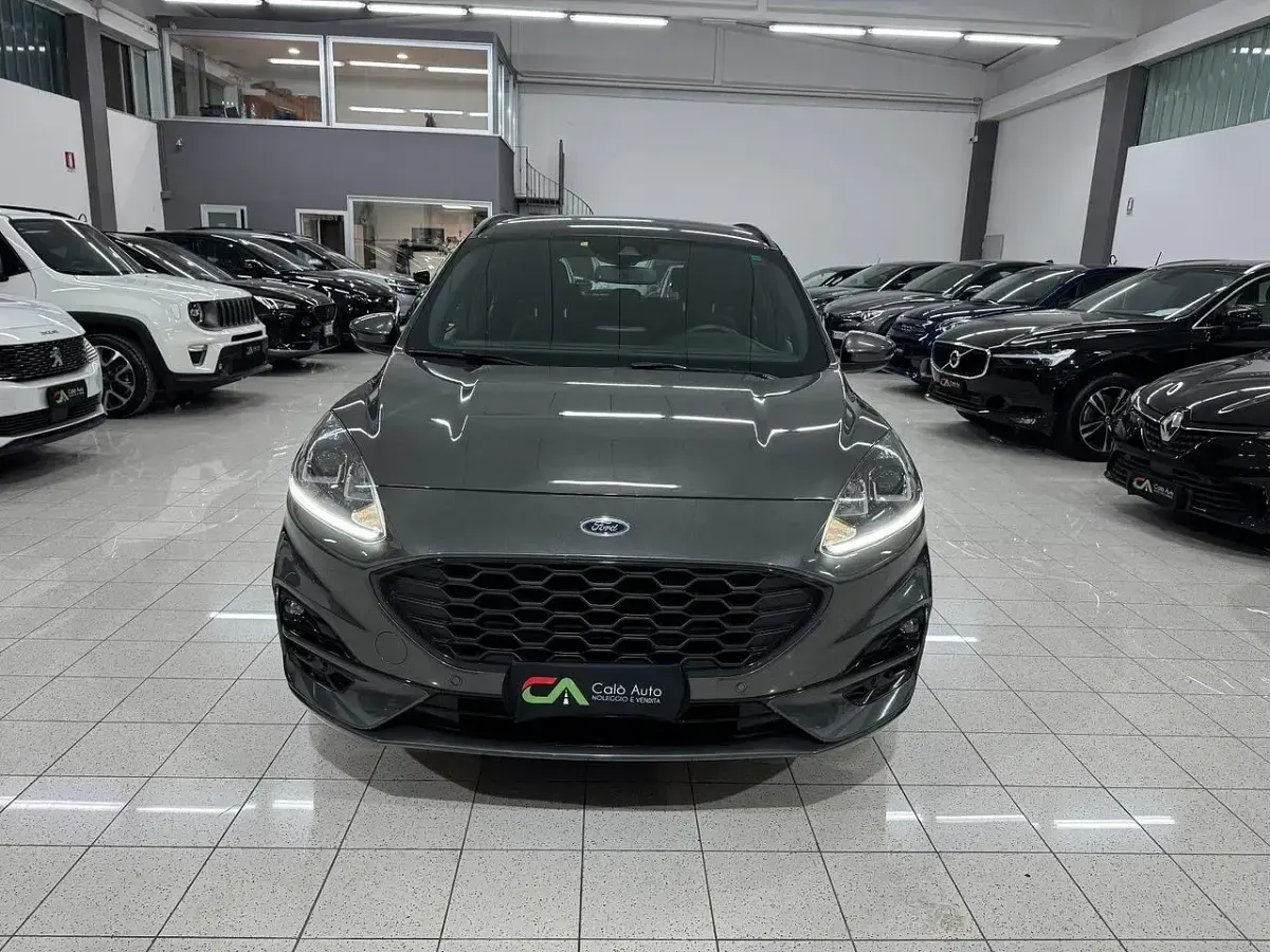 Usado Ford Kuga ST-Line 152 CV (111 kW) 2022 Gris SUV
