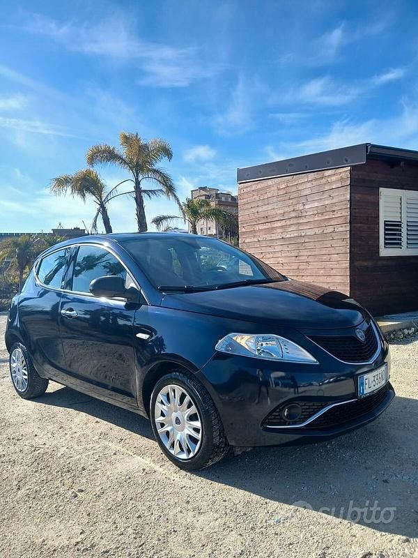 Usata Lancia Ypsilon 69 CV (50 kW) 2018 Blu Utilitaria