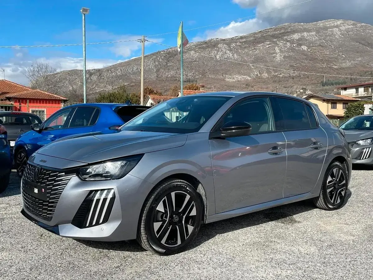 Usata Peugeot 208 Allure 101 CV (74 kW) 2024 Grigio Utilitaria