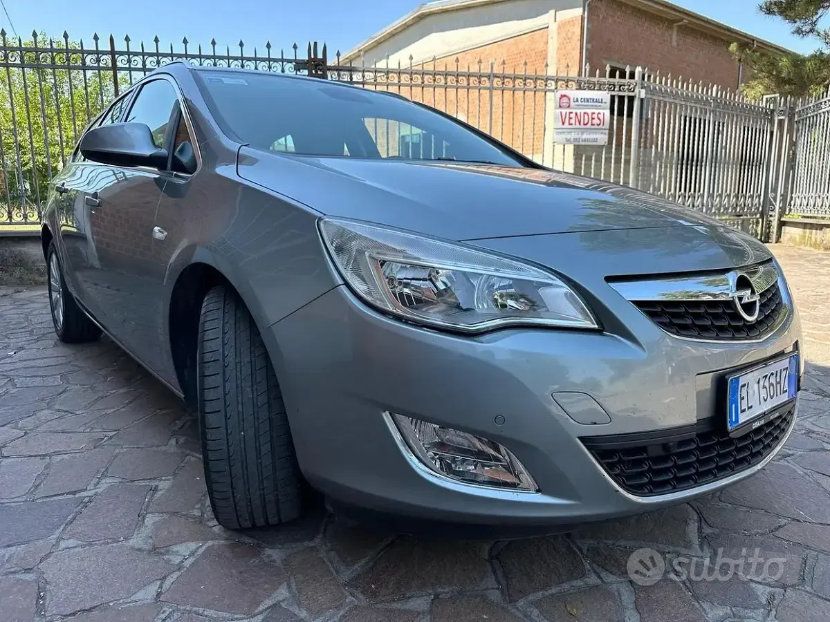 Usata Opel Astra Cosmo 110 CV (80 kW) 2012 Grigio Station wagon