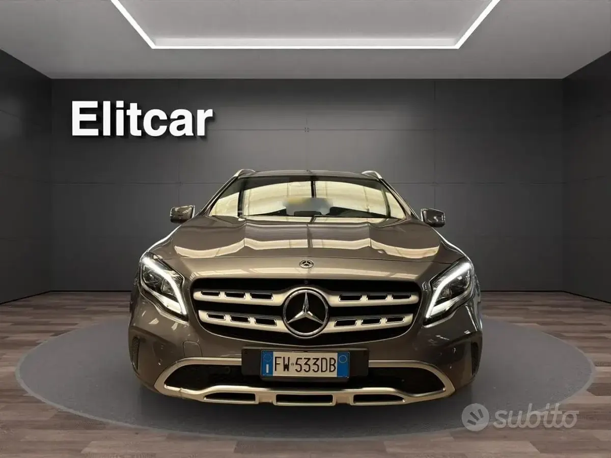 Usata Mercedes GLA180 109 CV (80 kW) 2018 Grigio montagna SUV