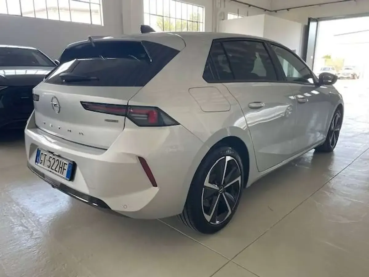 Usata Opel Astra Elegance 150 CV (110 kW) 2024 Kristall silver Utilitaria