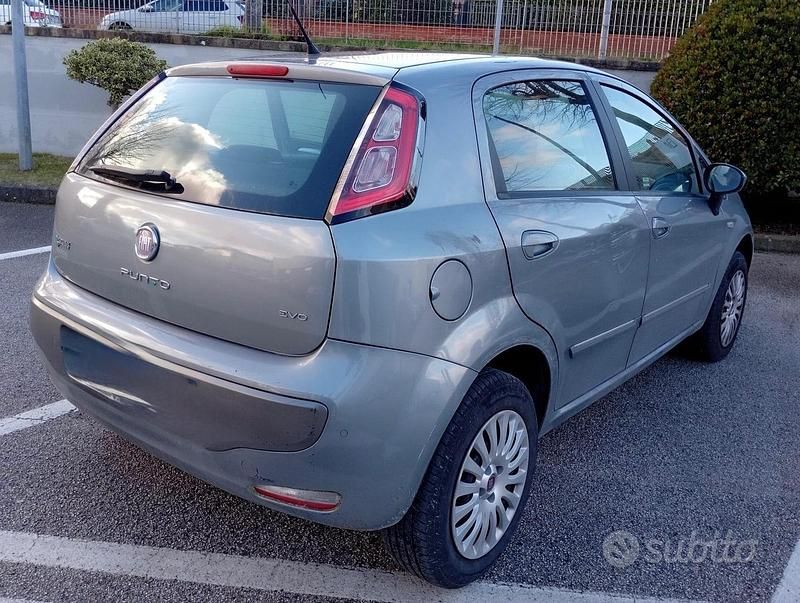 Usata Fiat Grande Punto 69 CV (50 kW) 2010 Grigio Utilitaria