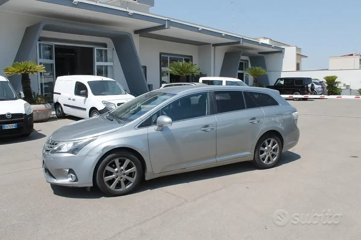 Usata Toyota Avensis Lounge 124 CV (91 kW) 2012 Grigio Station wagon
