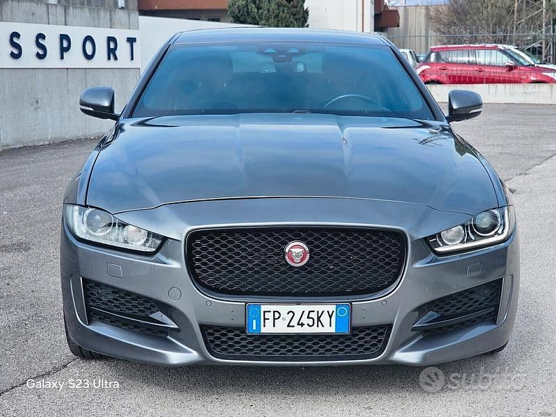 Usata Jaguar XE R 179 CV (131 kW) 2018 Grigio Berlina