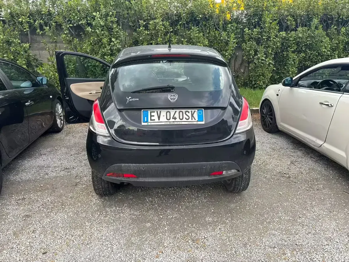 Usata Lancia Ypsilon 85 CV (62 kW) 2014 Blu Utilitaria