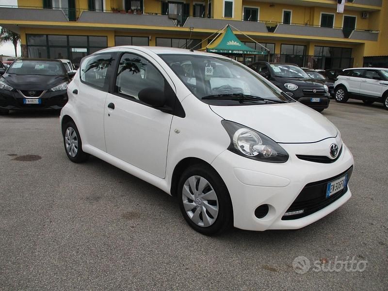 Usata Toyota Aygo Connect Style 68 CV (50 kW) 2012 Bianco Utilitaria