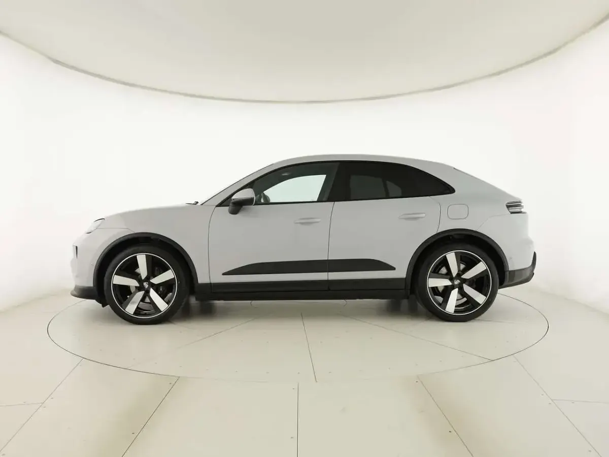 Nuova Porsche Macan 330 kW (449 CV) 2026 Grigio ghiaccio metallizzato SUV