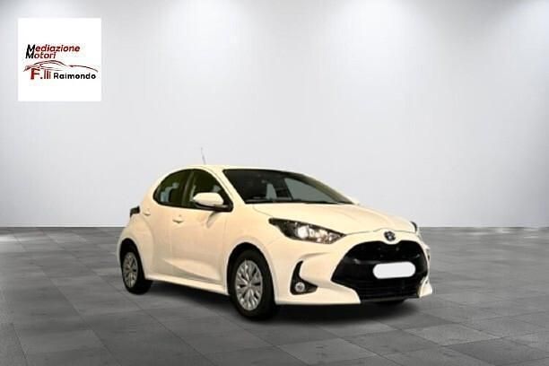 Usata Toyota Yaris Hybrid 115 CV (84 kW) 2022 Bianco Utilitaria