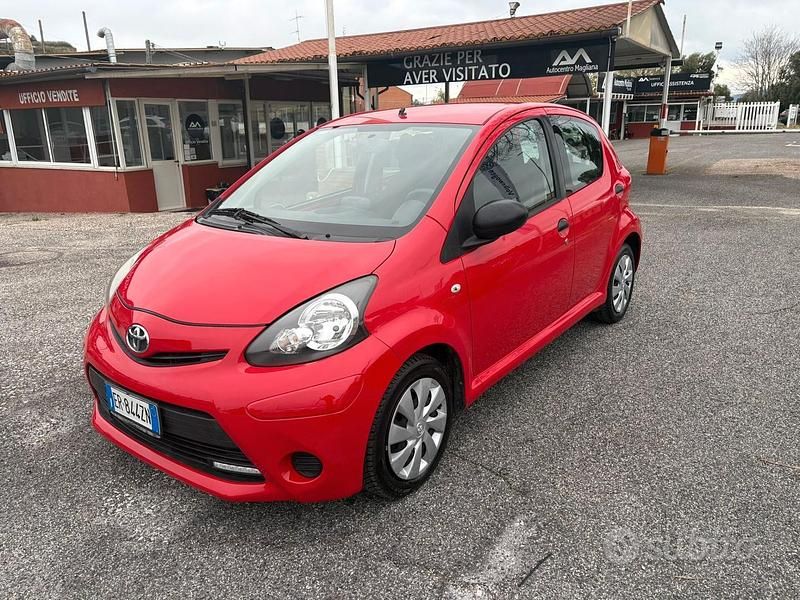 Usata Toyota Aygo Connect Style 68 CV (50 kW) 2013 Rosso Utilitaria
